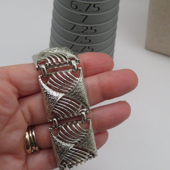 Coro Pegasus Vintage Open Work Textured Silver Tone Bracelet - Picture 7 of 10